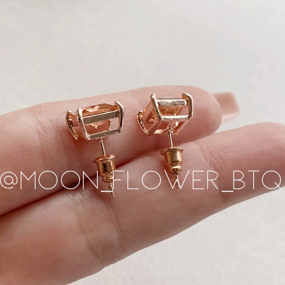 18k Rose Gold Square Stud Earrings - Picture 6 of 7